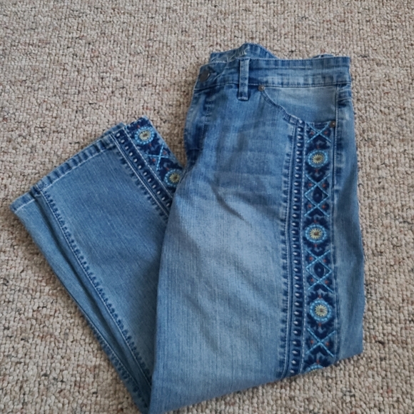 gloria vanderbilt jordyn embroidered capris